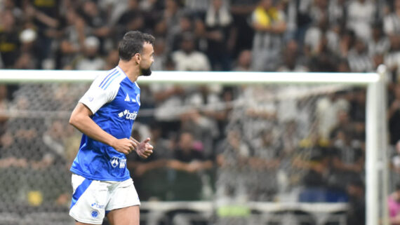 Fabrício Bruno, zagueiro do Cruzeiro, em clássico com Atlético, pela ida das quartas de final da Copa do Brasil (foto: Ramon Lisboa/EM/D.A. Press)