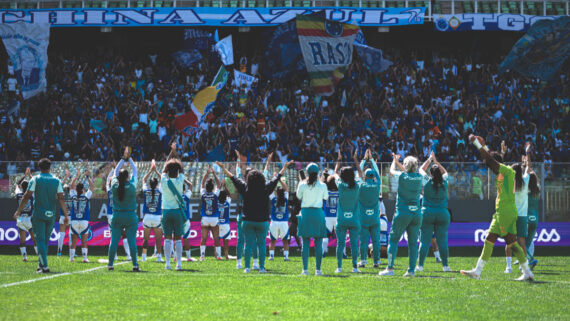 Jogadoras do Cruzeiro celebrando classificação com a torcida, no Independência (foto: Gustavo Martins/Cruzeiro)