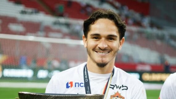 Khellven com medalha no pescoço após título pelo CSKA (foto: Reprodução/Khellven)