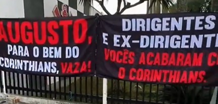 ‘Quem traiu o Corinthians vai pagar’: torcedores estendem faixas em dia de votação