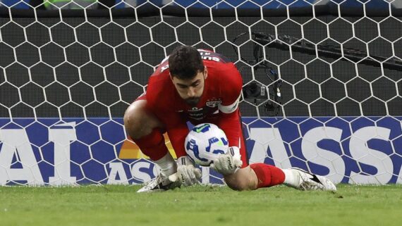 Goleiro Rafael segura bola em jogo do São Paulo (foto: Rubens Chiri/São Paulo)