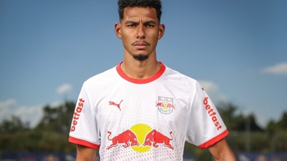 Jogador do Bragantino com camisa Branca e semblante sério (foto: Alix Vinícius é contratado pelo Bragantino)