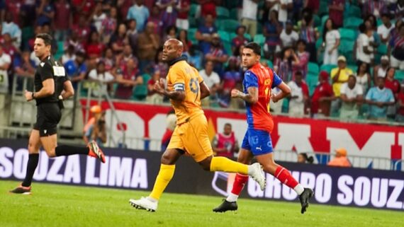 Imagem de dois jogadores, de Bahia e Retrô, correndo no gramado da Fonte Nova no jogo de ida das oitavas de final da Copa do Brasil (foto: Divulgação/Retrô)
