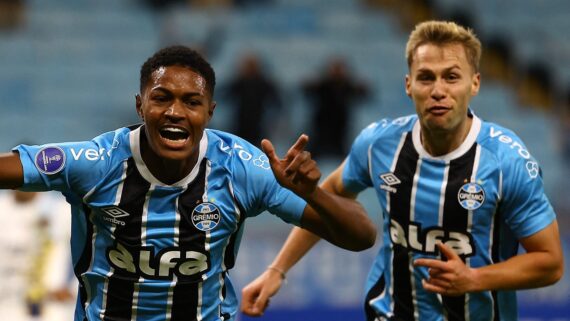 Jogadores do Grêmio comemoram gol em partida da Sul-Americana (foto: SILVIO AVILA / AFP)