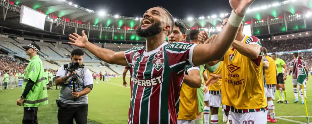 Samuel Xavier sente dores e liga alerta no Fluminense
