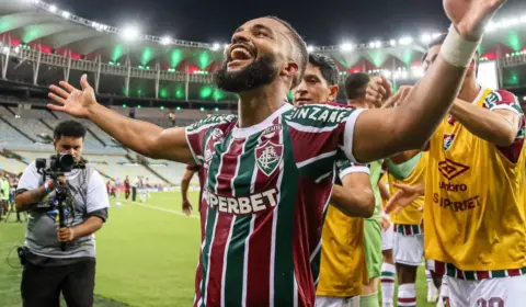 Samuel Xavier sente dores e liga alerta no Fluminense