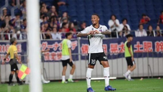Marcelo Ryan comemora gol; ele está vestido com uma camisa branca (foto: Divulgação/F.C. Tokyo)