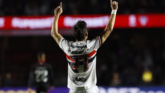 Bobadilla ergue os braços (foto: Rubens Chiri/São Paulo)