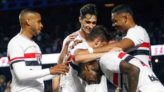 Jogadores do São Paulo comemoram gol no Morumbis (foto: Divulgação/São Paulo)
