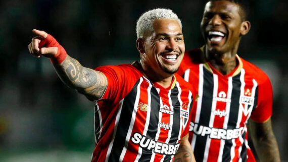 Luciano e Arboleda comemoram gol que deu a vitória ao São Paulo (foto: Divulgação/São Paulo)
