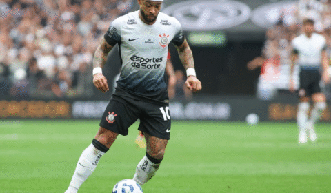 Se recuperando de lesão, camisa 10 do Corinthians treina com bola no CT Dr. Joaquim Grava