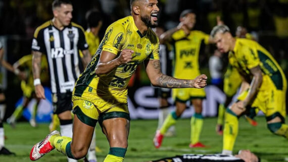 Reinaldo comemora gol do Mirassol contra o Atlético (foto: Divulgação/Mirassol)