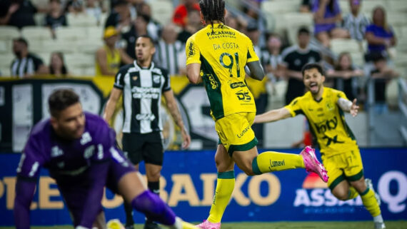 Chico da Costa comemora gol contra o Ceará. Destaque do Leão. (foto: Divulgação/Mirassol)
