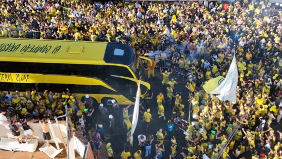 Torcida do Mirassol, clube estreante na Série A, recepciona ônibus do clube no Estádio Municipal José Maria de Campos Maia (foto: Marcos Freitas/Agência Mirassol)