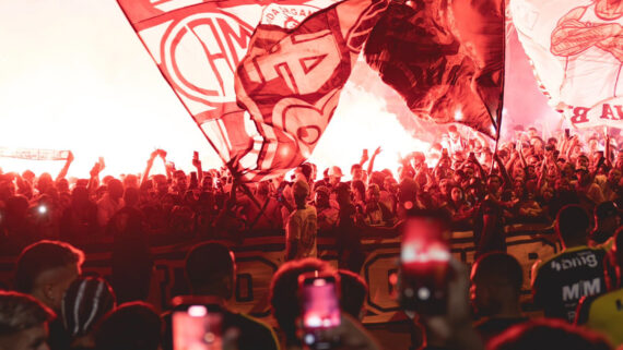 Torcedores do Atlético prestaram apoio ao time em frente a Cidade do Galo antes do clássico contra o Cruzeiro (foto: Divulgação/Atlético)
