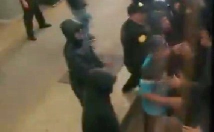 Torcedores do Grêmio protestam e agridem funcionário antes de jogo contra o Atlético