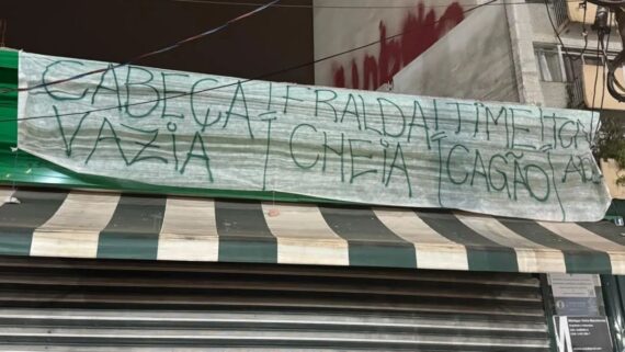 Faixa de torcedores do Palmeiras (foto: Victória Romanelli/Gazeta Press)