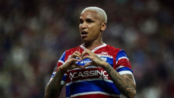 Deyverson vestido com a camisa tricolor do Fortaleza e fazendo coração com as mãos (foto: Thiago GADELHA / AFP)