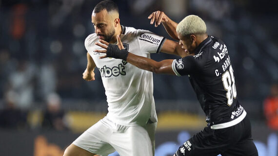 Disputa de bola em Vasco x Botafogo (foto: Vitor Silva/Botafogo)