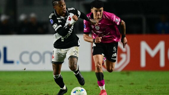 Vasco foi eliminado da Sul-Americana (foto: Pablo PORCIUNCULA / AFP)