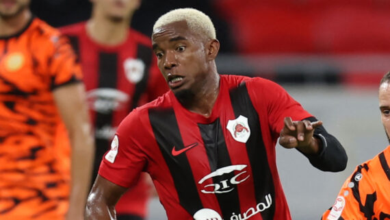 Thiago Mendes em ação pelo Al-Rayyan, do Catar, em agosto de 2024 (foto: Karim Jaafar/AFP)