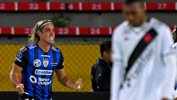 Claudio Spinelli comemora gol contra o Vasco (foto: RODRIGO BUENDIA/AFP)