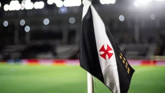 Bandeirinha de escanteio do Vasco (foto: Divulgação/Vasco)