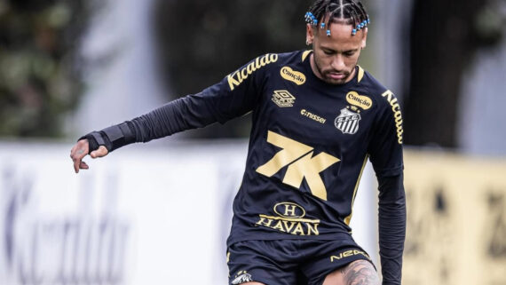 Neymar no treino do santos nesta quinta-feira (7/8) (foto: Raul Baretta/Santos)