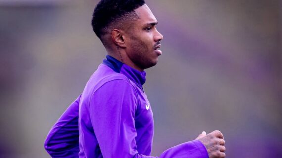 Vitinho durante treino no Ct do Corinthians; jogador utiliza camisa longa roxa (foto: Rodrigo Coca/Corinthians)