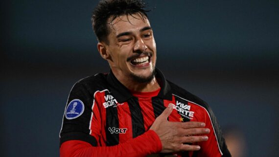 Claudinho comemora gol do Vitória (foto: Eitan Abramovich/AFP)