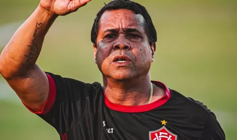 Vitória desembarca sob escolta após goleada histórica no Brasileirão