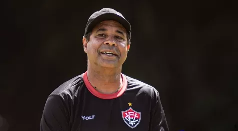 Vitória evita contato com torcida e Rodrigo Chagas assume com desafios