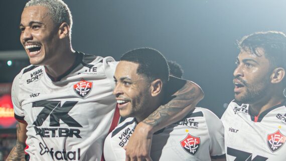 Jogadores do Vitória comemoram gol (foto: Victor Ferreira/Vitória)