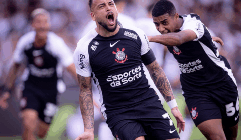 Volante volta aos gramados após pouco mais de um mês e marca pelo Corinthians depois de um ano e cinco meses