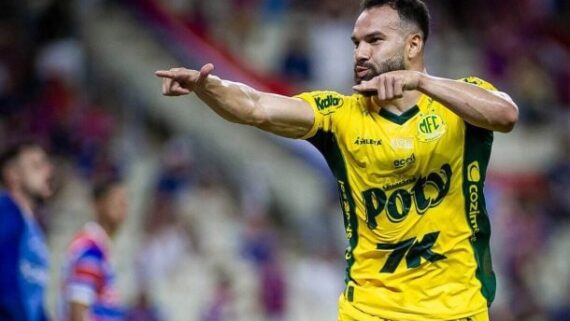 Edson Carioca comemora gol no Castelão (foto: Foto: Iago Ferreira / Mirassol)