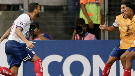 Jogadores do Bahia comemoram gol na Fonte Nova (foto: Arisson MARINHO / AFP)