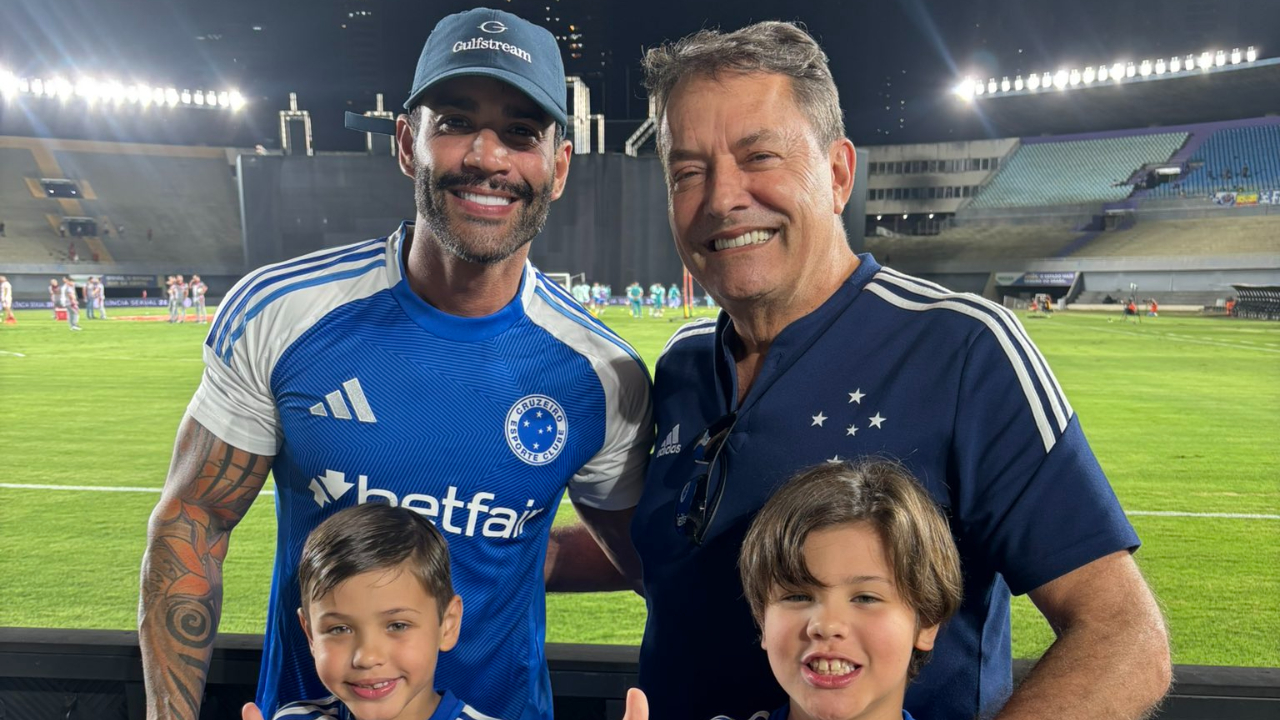 Gusttavo Lima, cantor, e Pedrinho, empresário, ambos com a camisa do Cruzeiro (foto: Reprodução / Cruzeiro)