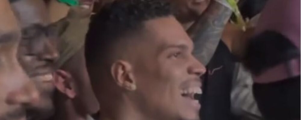 Paulinho é flagrado em balada durante clássico Corinthians x Palmeiras