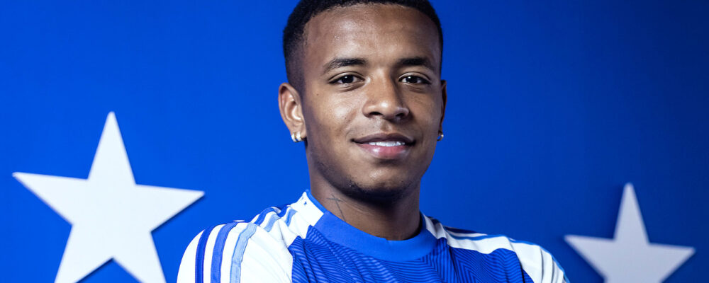 Arroyo escolhe número usado por trio com passagem marcante pelo Cruzeiro