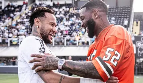 Neymar tatua escudo do Santos e homenageia Rei Pelé