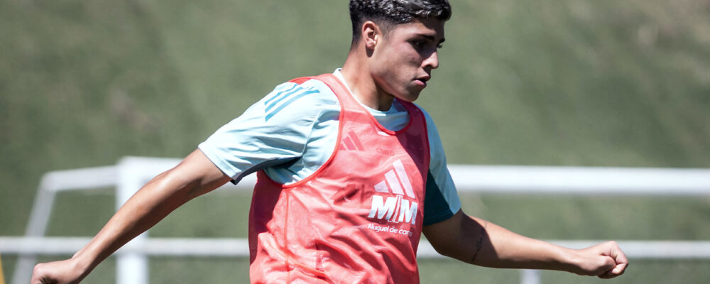 Promessa do Cruzeiro participa de treinos para decisão contra Atlético