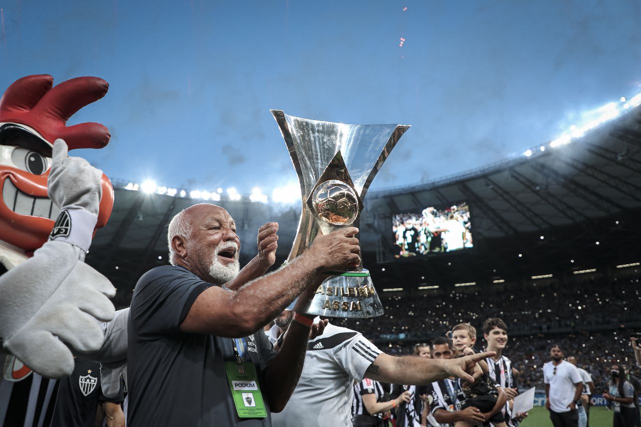Belmiro levantando a taça de campeão da Copa do Brasil com o Atlético-MG - (foto: Pedro Souza/Atlético-MG)