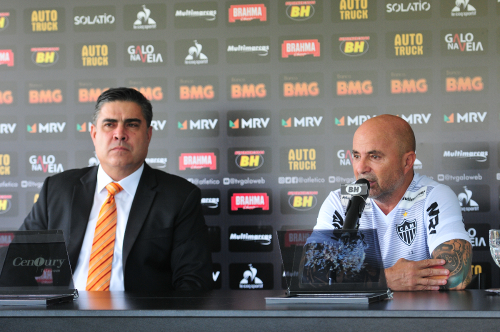 Sérgio Sette Câmara (à esquerda), ex-presidente do Atlético, ao lado de Jorge Sampaoli (à direita) em coletiva de apresentação do treinador no Galo em 2020 - (foto: Gladyston Rodrigues/EM/D.A Press) Sérgio Sette Câmara (à esquerda), ex-presidente do Atlético, ao lado de Jorge Sampaoli (à direita) em coletiva de apresentação do treinador no Galo em 2020 - (foto: Gladyston Rodrigues/EM/D.A Press)