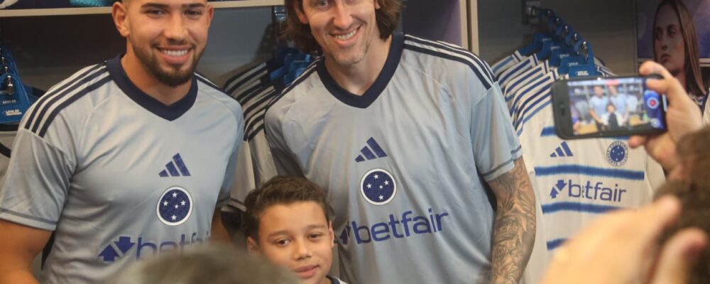 Cássio ‘dá aula’ sobre ex-goleiros do Cruzeiro em inauguração de loja no Mineirão