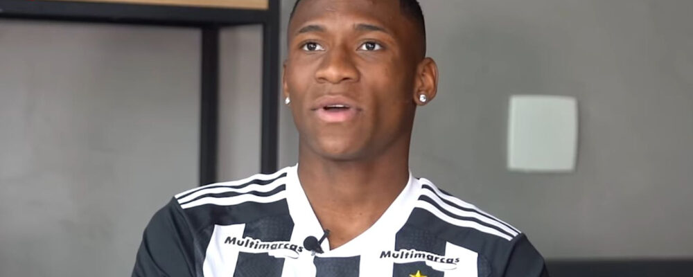 Patrick revela amizade com ídolo do Atlético: ‘Me dá esporro quando precisa’