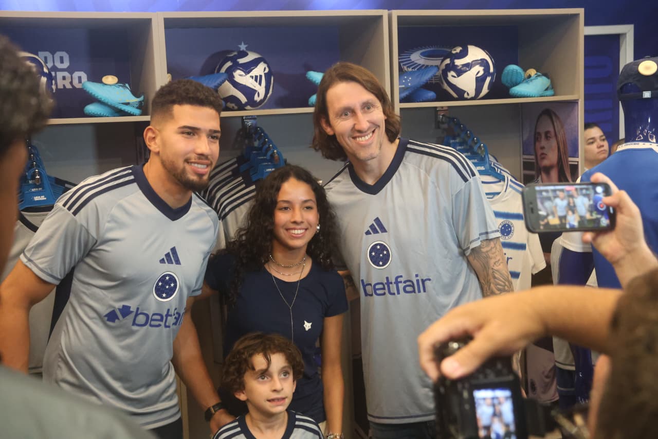 Léo Aragão e Cássio atendem fãs na loja do Cruzeiro no Mineirão - (foto: Marcos Vieira/EM/DA Press) Léo Aragão e Cássio atendem fãs na loja do Cruzeiro no Mineirão - (foto: Marcos Vieira/EM/DA Press)