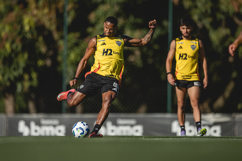 Biel (ao fundo) observa tentativa de finalização de Júnior Santos durante treinamento do Atlético (5/9/2025) - (foto: Pedro Souza/Atlético)