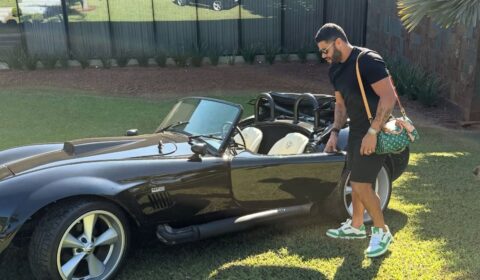 Atlético: Hulk posa com conversível Shelby Cobra customizado; veja valor