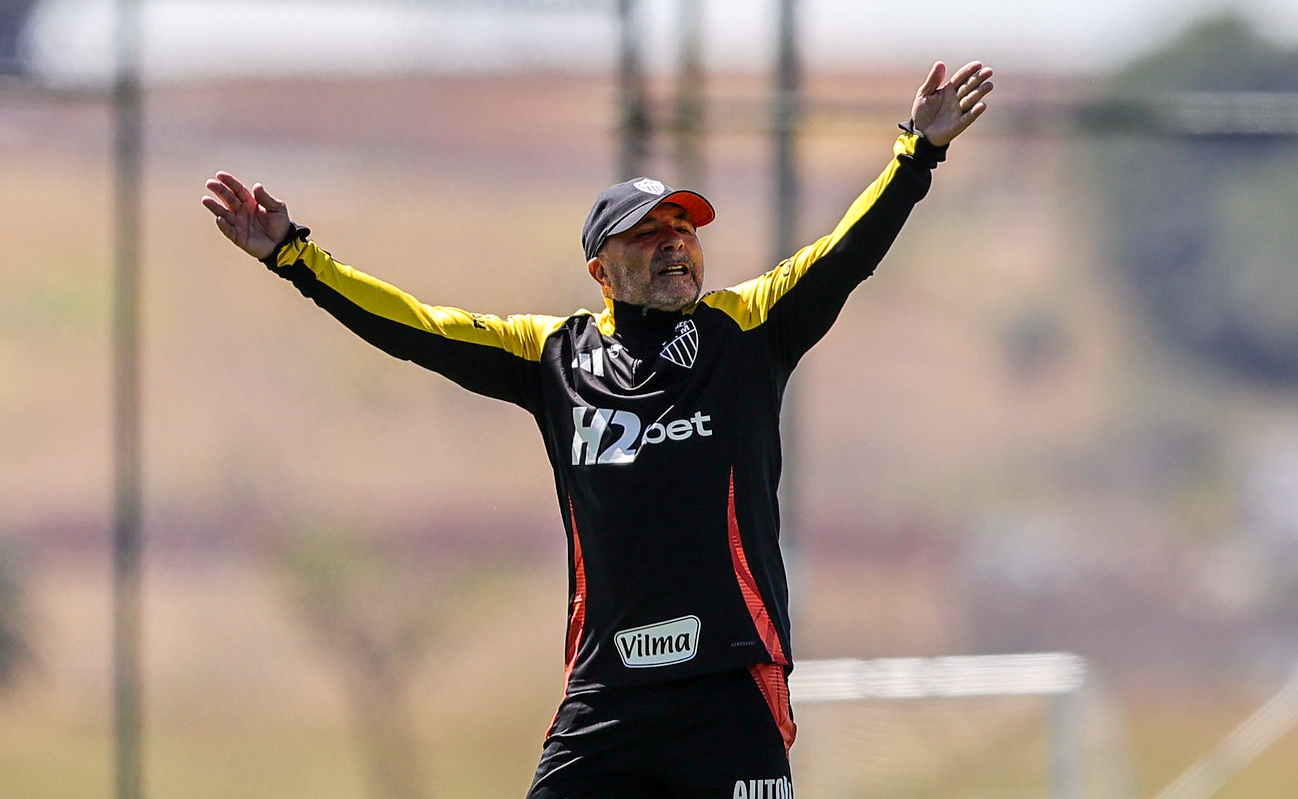 Jorge Sampaoli, técnico do Atlético, durante treinamento na Cidade do Galo - (foto: Paulo Henrique França/Atlético)