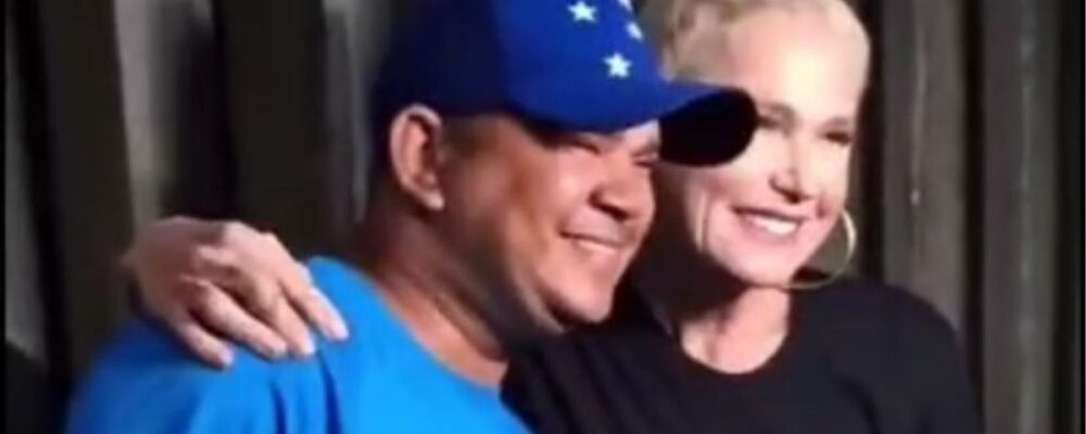 Xuxa confunde símbolo do Cruzeiro com boné de ‘patriota’ < No Ataque